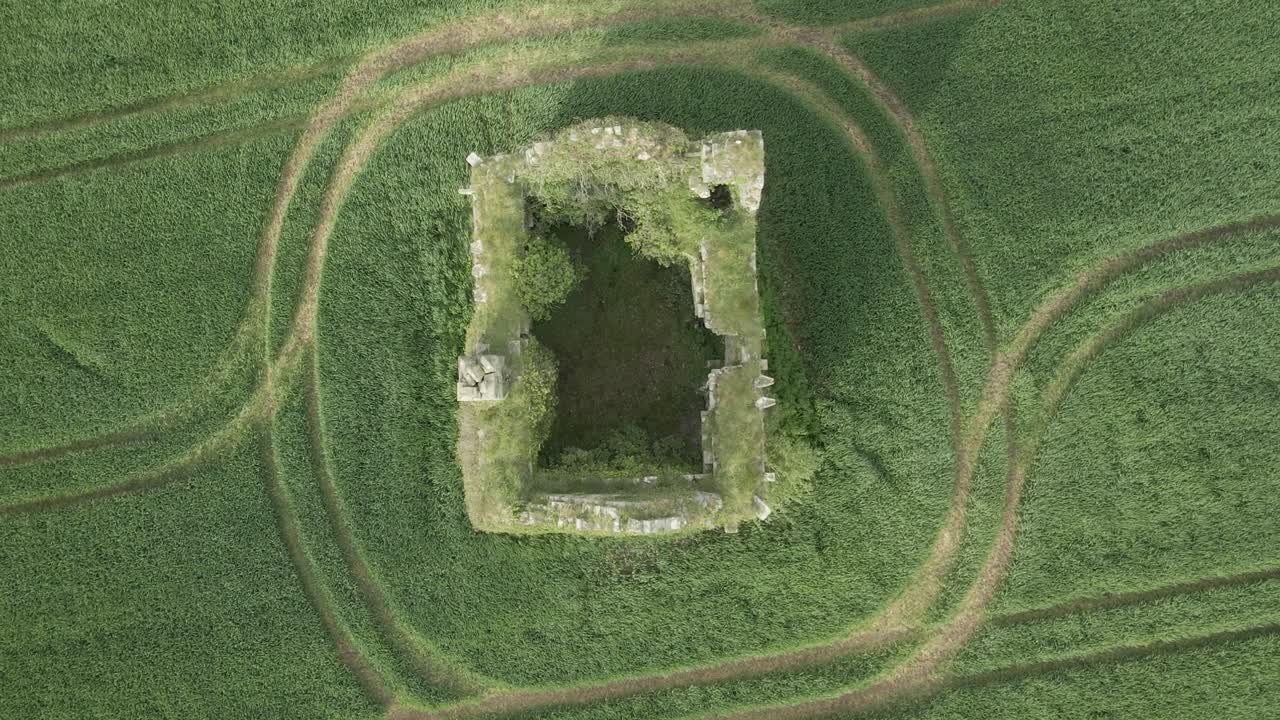 vista desde arriba del castillo de gortmakellis en garryard, irlanda - disparo de avión no tripulado