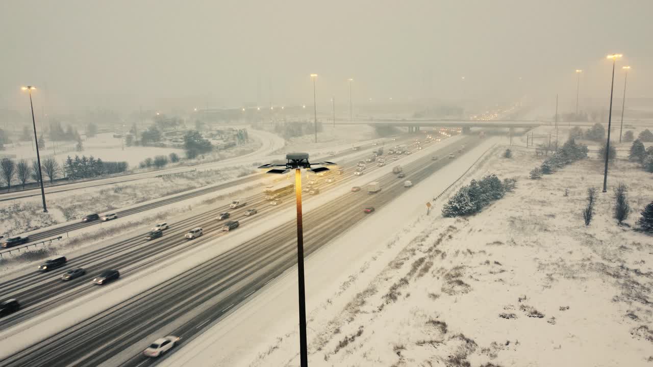 차가 지나가는 고속도로
