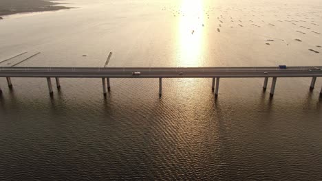 Verkehr-Auf-Der-Hong-Kong-shenzhen-Bay-Bridge-Bei-Sonnenuntergang,-Mit-Fisch--Und-Austernzuchtpools,-Luftbild