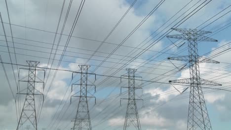 lapso de tiempo de nubes moviéndose detrás de cables de alta tensión y líneas eléctricas 1