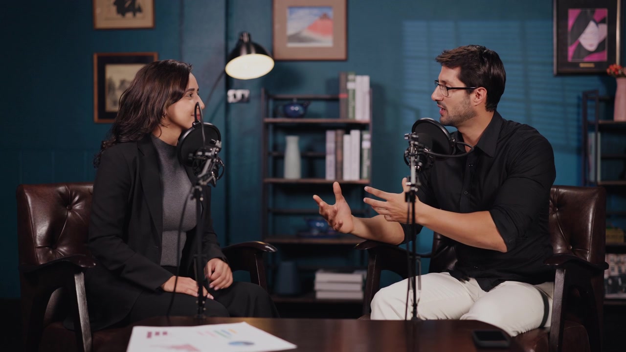 Conduttori di podcast professionisti che registrano un'intervista in uno studio.
