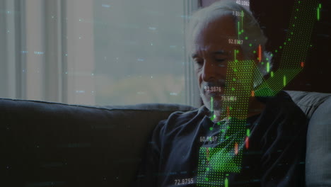 animación de múltiples gráficos con números cambiantes, hombre caucásico senior desplazándose en su teléfono inteligente