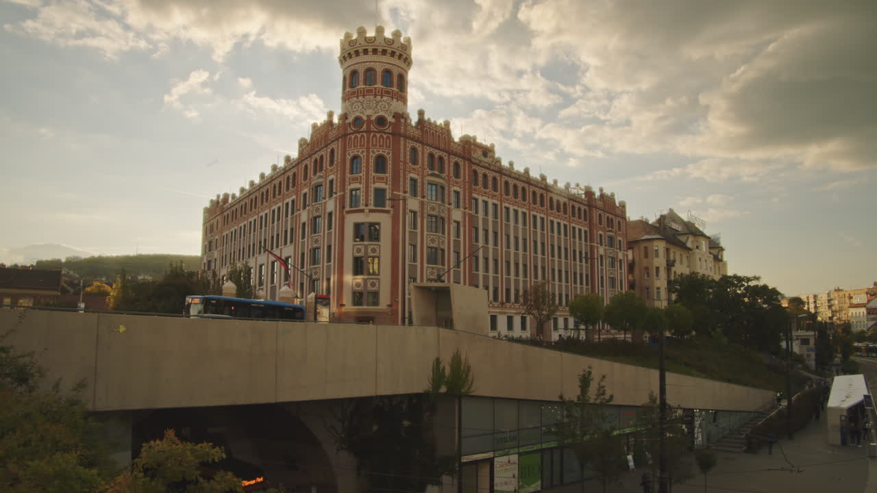 edificio icónico en la esquina de la plaza szell kalman el autobús de transporte público está esperando en la estación final