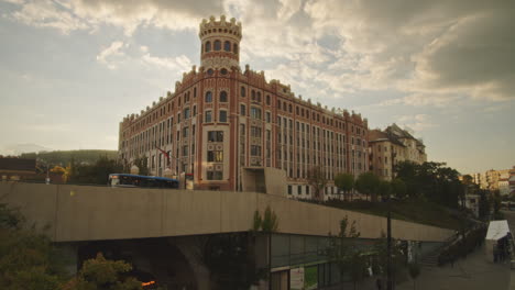 Edificio-Icónico-En-La-Esquina-De-La-Plaza-Szell-Kalman-El-Autobús-De-Transporte-Público-Está-Esperando-En-La-Estación-Final