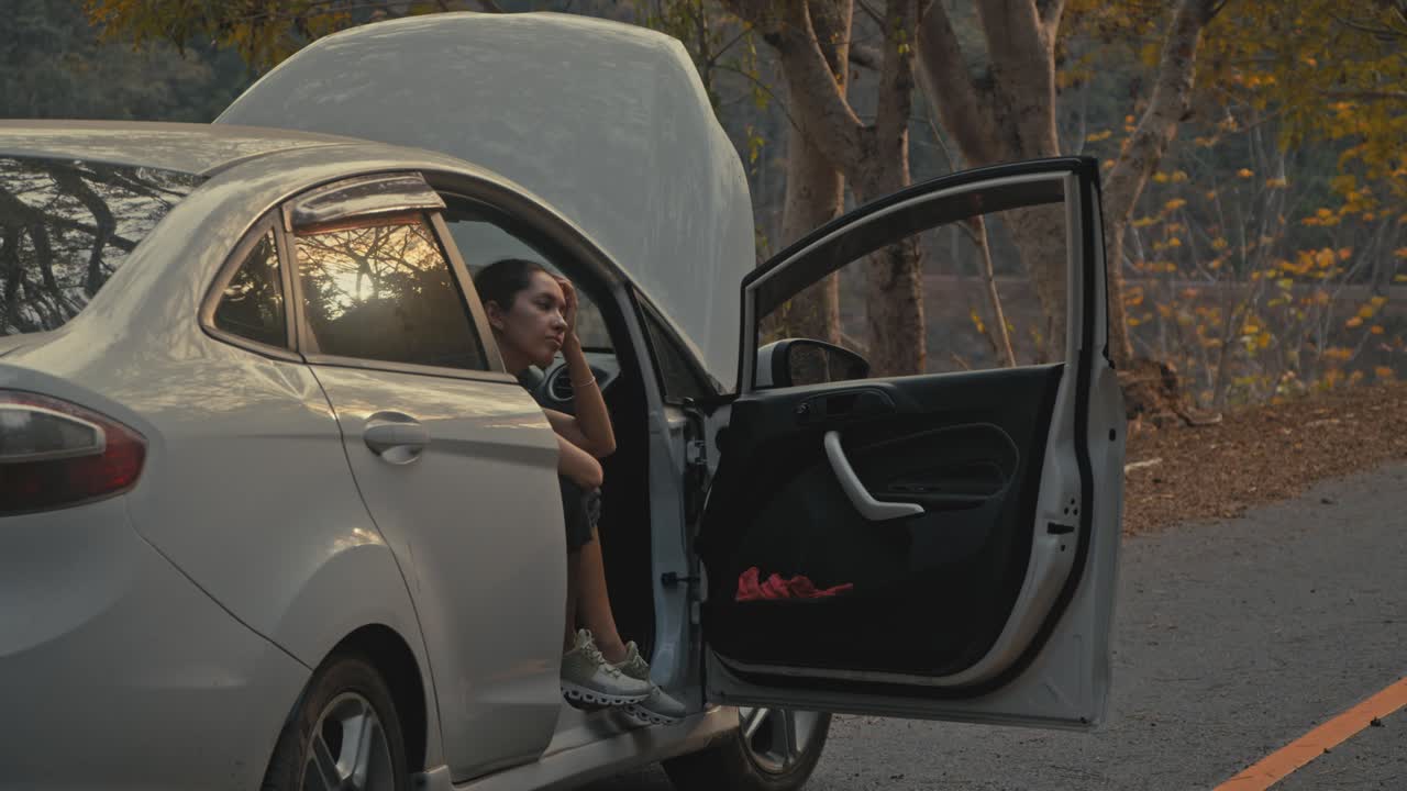 mujer con coche averiado