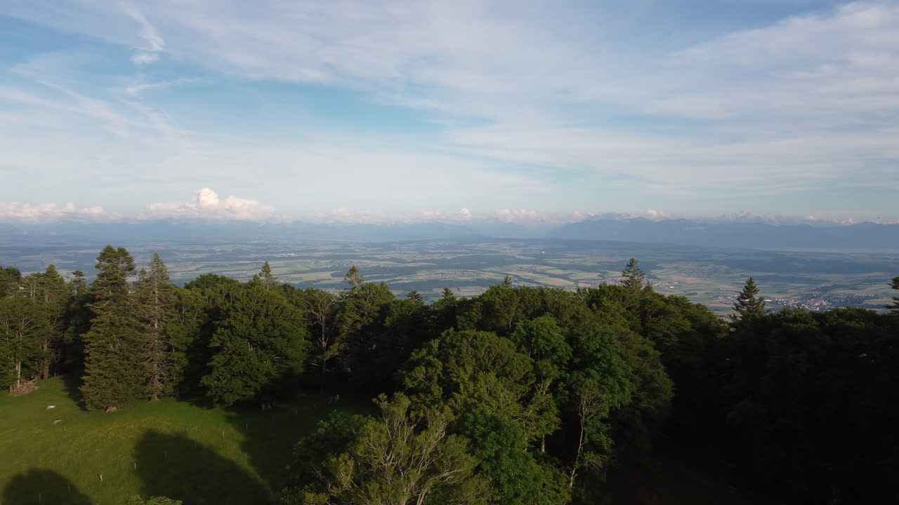 Langsamer Luft-Schwenk nach unten hoch über der Schweizer Landschaft in Sainte-Croix, Schweiz, an einem sonnigen Tag