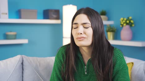 Mujer-Joven-Emocional-Y-Triste-En-Casa-Con-Lágrimas-En-Los-Ojos.