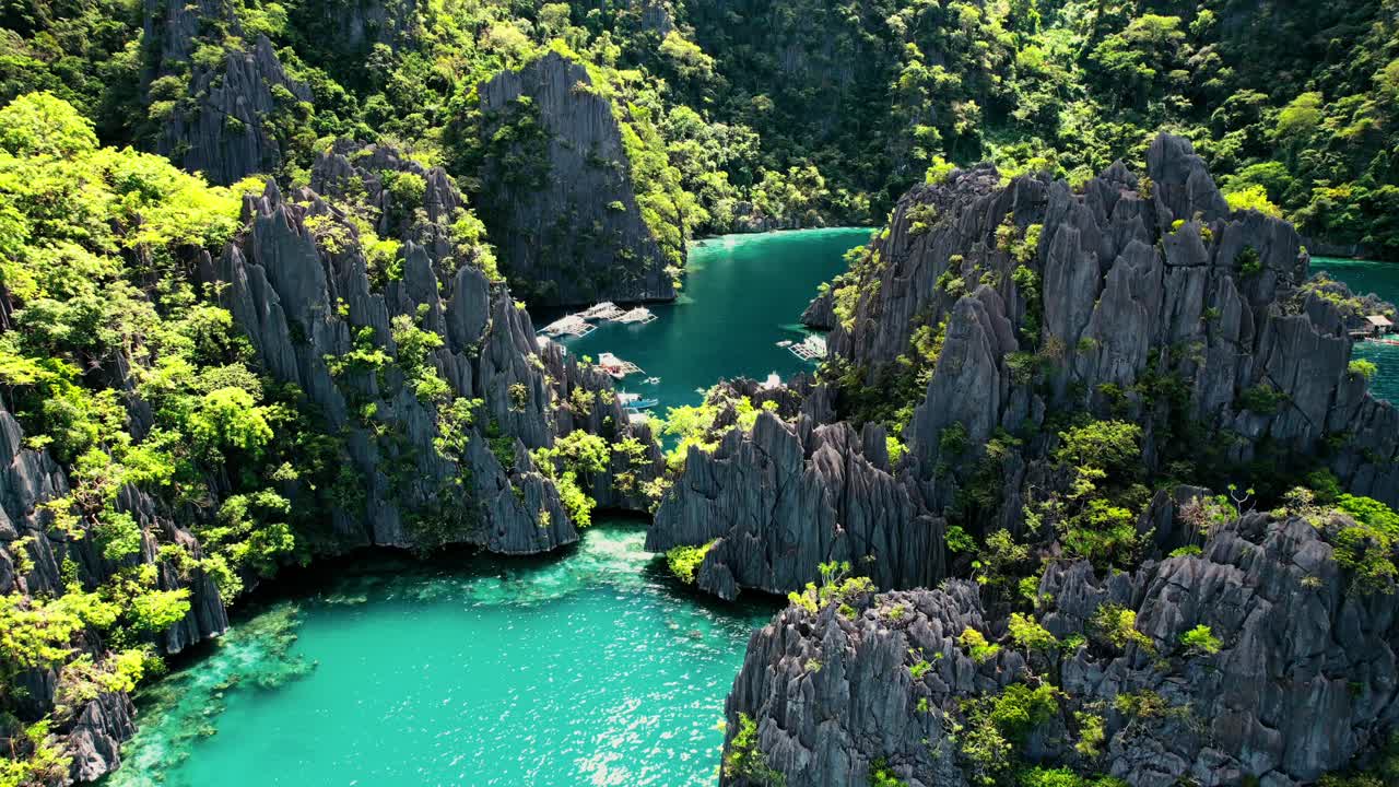 필리핀 팔라완 코론 트윈 라군에 진입하는 4k 시네마틱 드론 샷