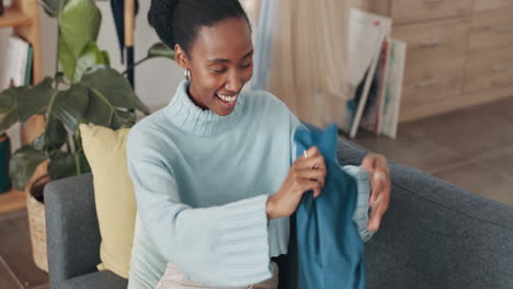 mujer feliz desembalando paquete de compras en línea en casa
