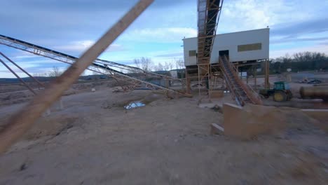 exploración cinemática fpv drone disparo de una cantera abandonada y sus alrededores