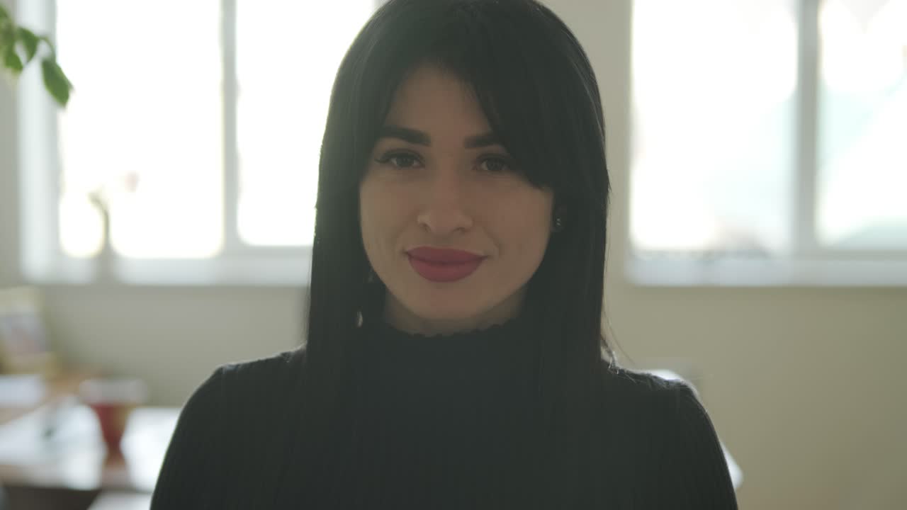 mujer profesional en un entorno de oficina moderno, centrada en el trabajo, vestida elegantemente con ropa de negocios, rodeada de equipos de oficina y un interior elegante