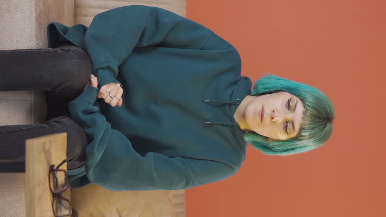 Lodret video af selvmotiveret ung kvinde.