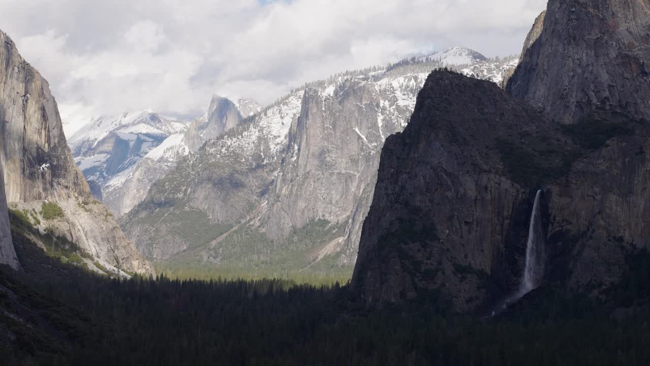 telefoto de la cascada bridalveil en el valle de yosemite