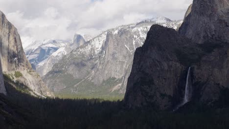 Telephoto-shot-of-the-Bridalveil-Falls-waterfall-in-Yosemite-Valley