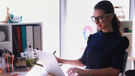 Female-executive-working-at-her-desk-in-office-4k