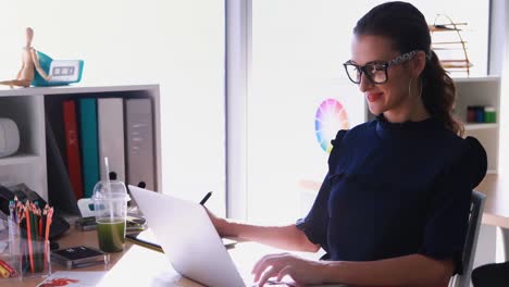 mujer ejecutiva trabajando en su escritorio en la oficina 4k