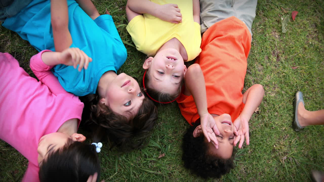 Niños divirtiéndose en el parque