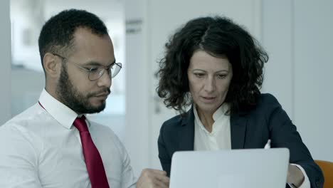 hombre de negocios y mujer de negocios usando computadora portátil