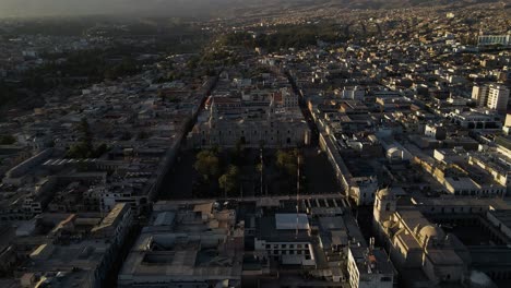 puesta de sol en la ciudad de arequipa con vista panorámica