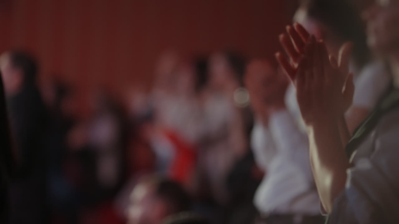 Pubblico che applaude in segno di apprezzamento a un evento