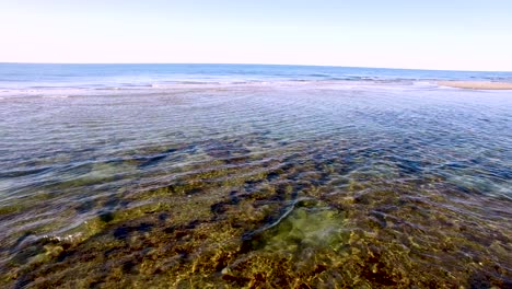 Aéreo,-Primer-Plano-ángulo-Bajo,-Marea-En-Retroceso,-Punto-Rocoso,-Puerto-Peñasco,-Golfo-De-California,-Méjico