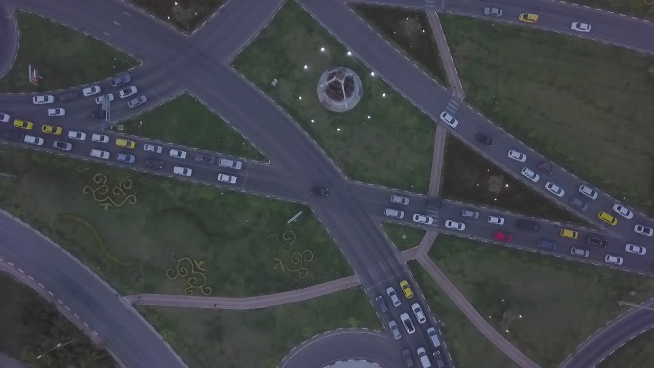 línea de vehículos autopista ciudad llena de gente.