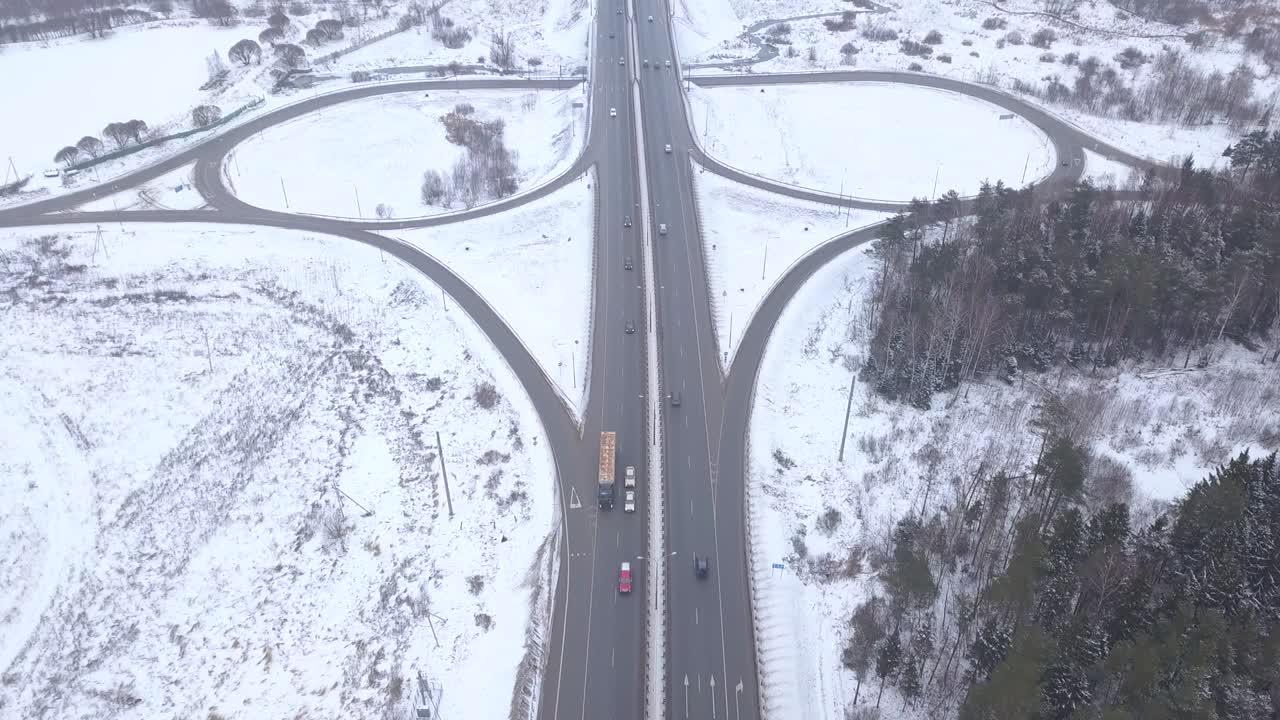 드론 뷰 자동차와 트럭이 겨울 고속도로 교차로에서 운전