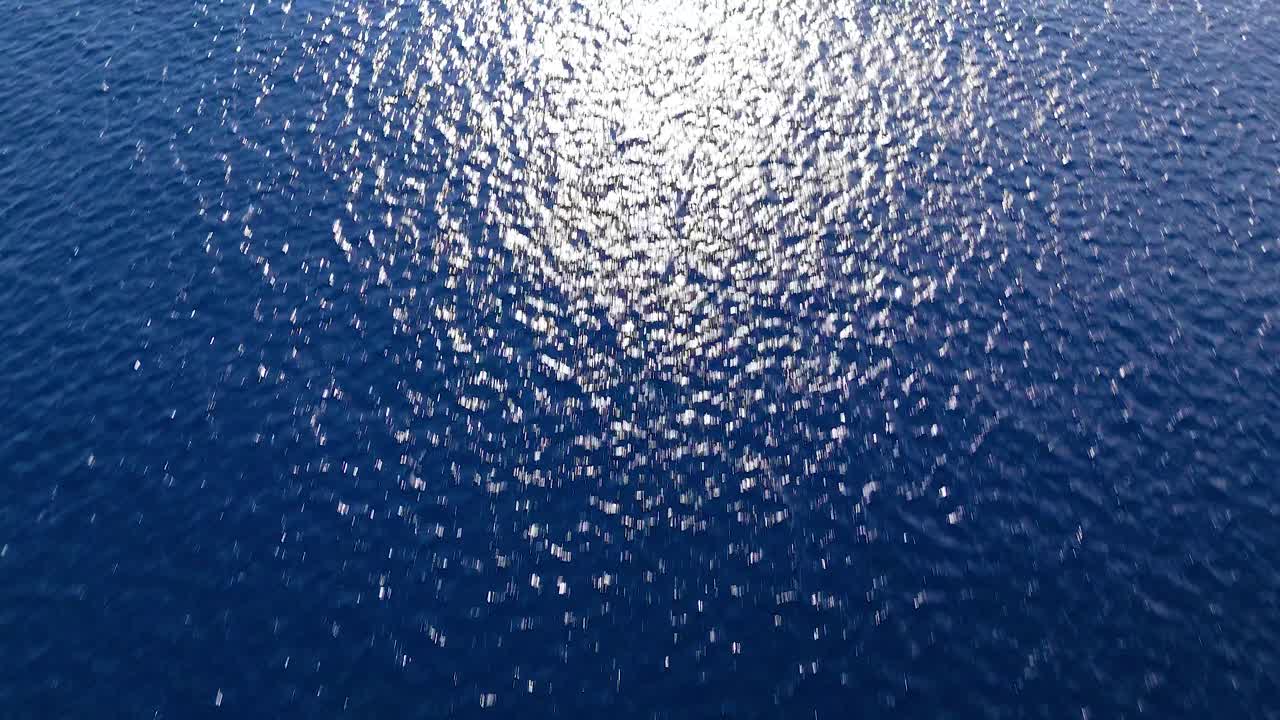 빛의 둥근 은 텍스처 된 바다 물 표면, 자연 배경에 퍼져 있습니다.