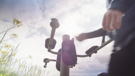 Un-Joven-Haciendo-Ejercicio-En-Un-Gimnasio-Al-Aire-Libre-Con-Equipo-Doble-De-Empuje