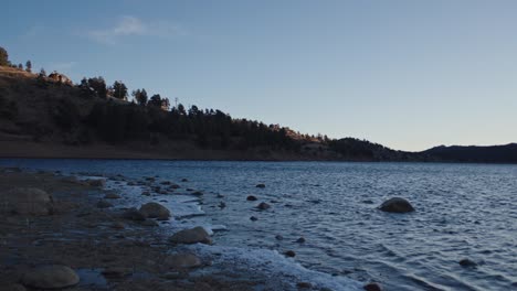 Montaña-Playa-Rocosa-Temprano-En-La-Mañana-Amanecer