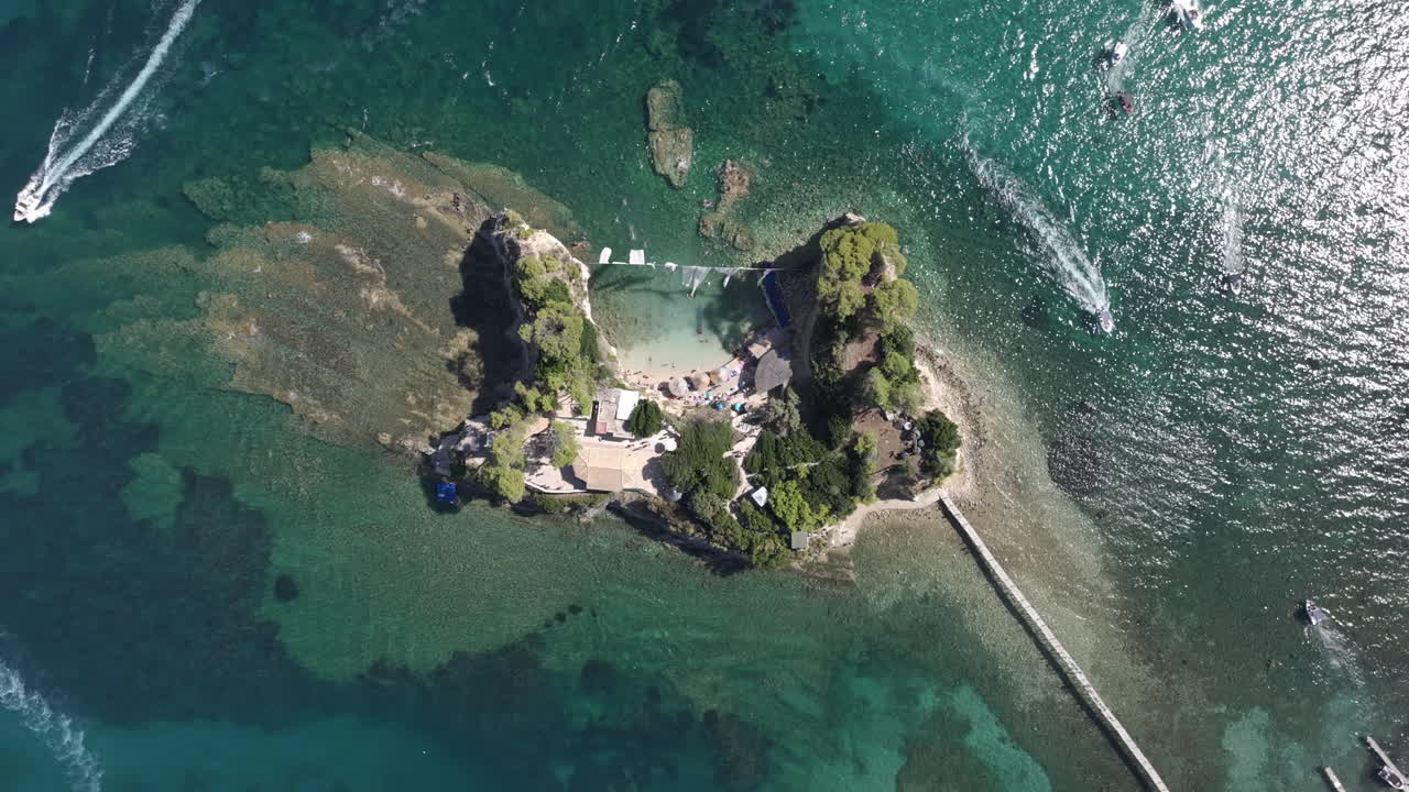 tomada desde arriba del avión no tripulado de la isla de cameo, atracción turística y playa de zakynthos, grecia, vista de alto ángulo