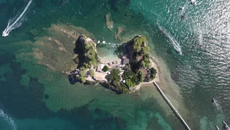 Toma-De-Arriba-Hacia-Abajo-Con-Drones-De-La-Isla-Cameo,-Atracción-Turística-Y-Playa-En-Zakynthos,-Grecia,-Vista-De-ángulo-Alto