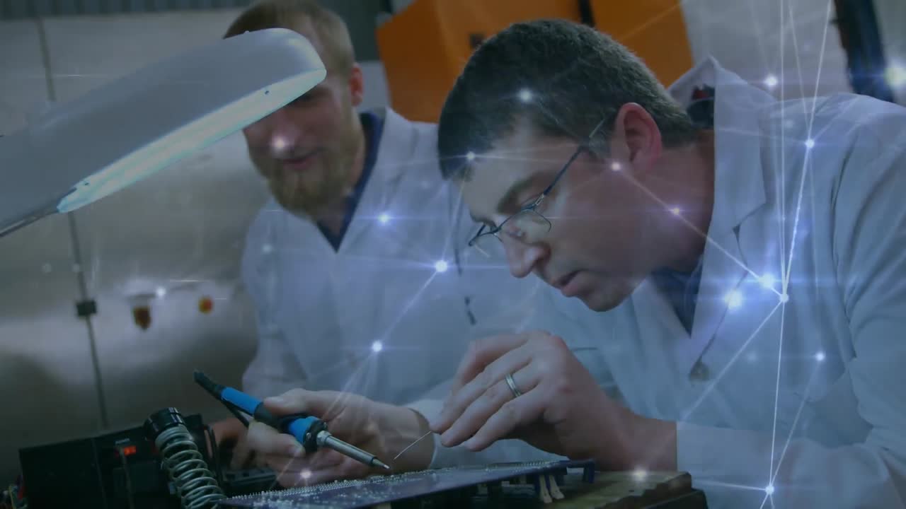 animación de la red de conexiones sobre hombres caucásicos reparando hardware de computadora