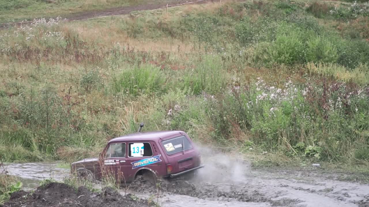 внедорожное транспортное средство в грязной местности