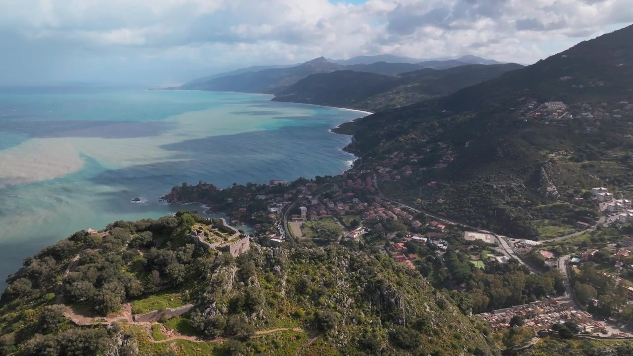 Veduta aerea panoramica della costa montuosa della Costa Azzurra e del Mar Mediterraneo.