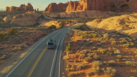 Gepflasterte-Straße-Des-Scenic-Arches-Drive-Bei-Sonnenuntergang-In-Utah,-Vereinigte-Staaten