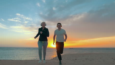 Pareja-Joven,-Jogging,-En-La-Playa