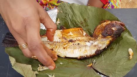 Comiendo-Un-Pescado-Frito-Completo-En-Timelapse