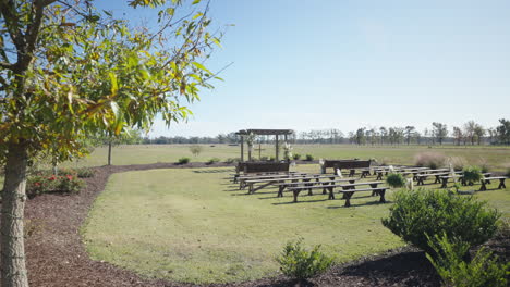 ceremonia de boda romántica lugar bancos establecidos campo al aire libre