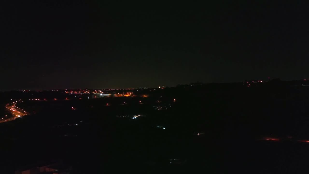 코스타의 입구에서 밤에  ⁇ 으로 움직이는 드론  ⁇