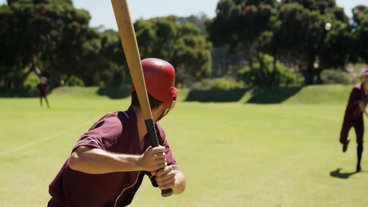 연습 세션 중에 타자가 공을 때리는 것