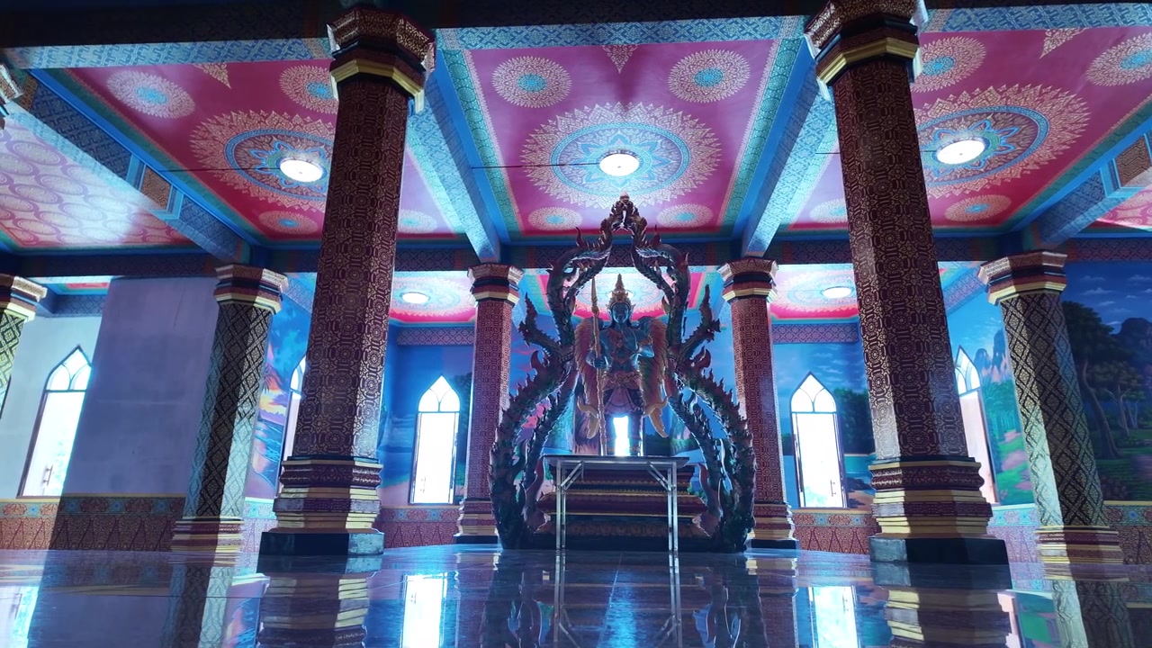 Statua di culto buddista all'interno del Tempio della Grotta della Tigre Wat Tham Suea a Krabi, Thailandia