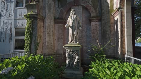 this statue of robert clayton was created by sculptor grinling gibbons and stands at the entrance to the north wing of st thomas' hospital. it was made a grade i listed structure in 1979