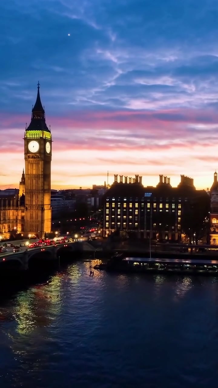 Big Ben et le pont de Westminster au coucher du soleil à Londres