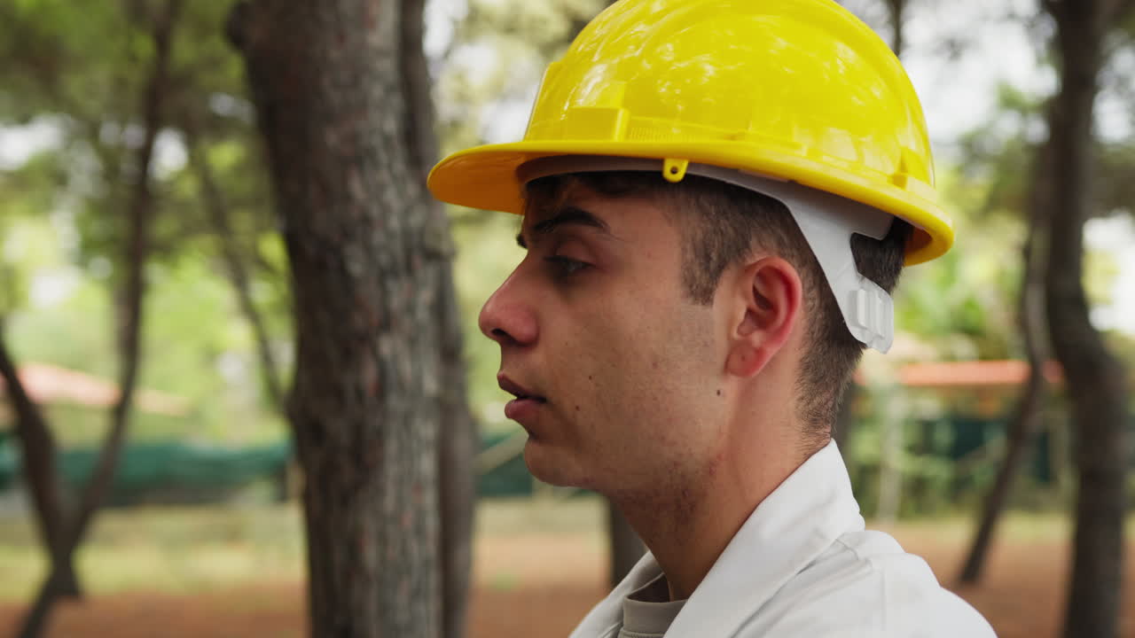 el técnico reprende a los trabajadores que están locos por haber hecho mal el trabajo