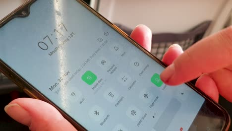 activar el modo de vuelo en el teléfono móvil en un avión
