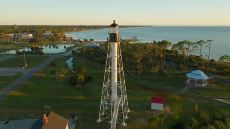 Drohne-Umkreist-Den-Leuchtturm-Von-Cape-San-Blas-In-Port-St