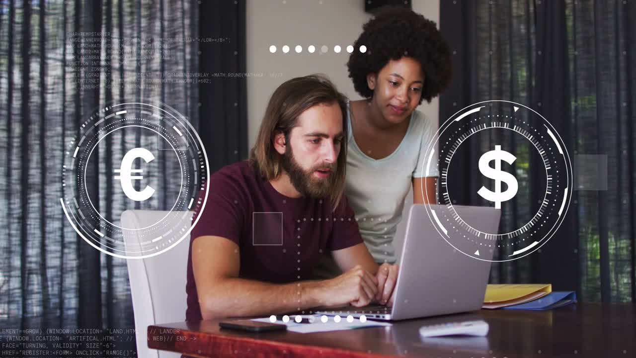 Uomo che digita sul laptop, donna che indica, HUD che converte € in $, coppia che pianifica le finanze festeggiando