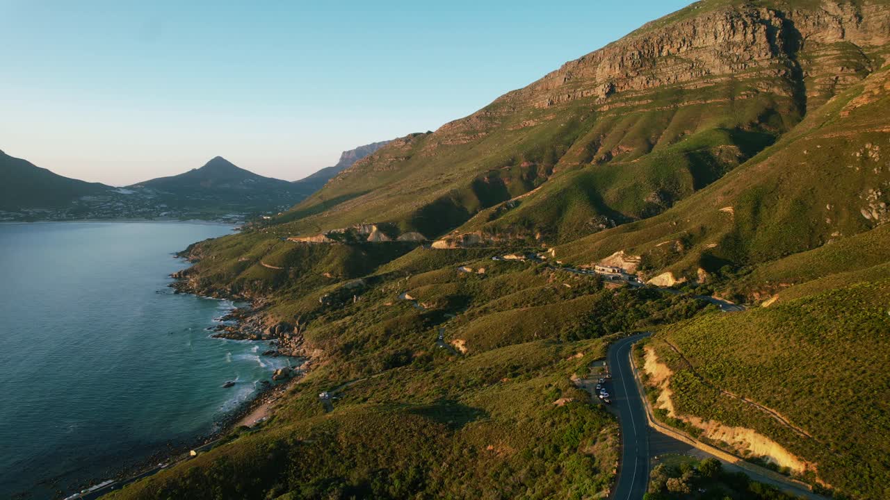 케이프타운의 길고 휘어진 산악 도로 해안선 남아프리카 공화국, 공중