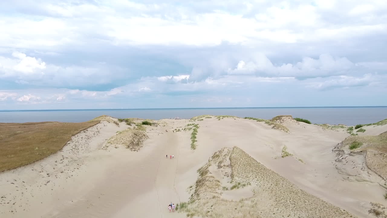 neringa의 모래 언덕, 사람들이 걷고 있는 동안 curonian lagoon, 오름차순 드론 보기